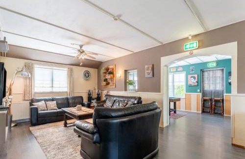 Giethoorn Casa | Group Home in Giethoorn with Waterside Terrace, cleaning included