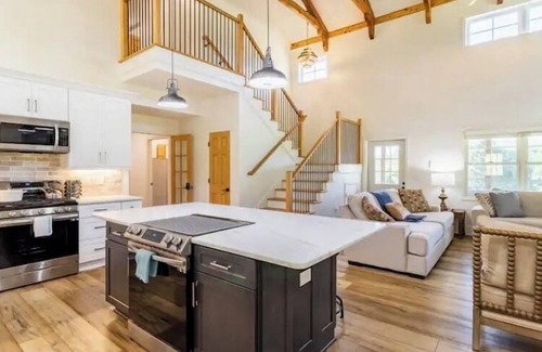Summerville Otro | New! 15 Acre Group Retreat Video Tour-Full Size Pool, Hot Tub, Sauna, Sleeps 12+