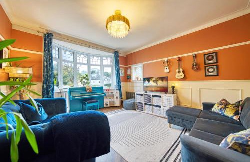 Newton Mearns Apartamento | Group Stay 5BR Home with Parking Sleeps 9 In Giffnock