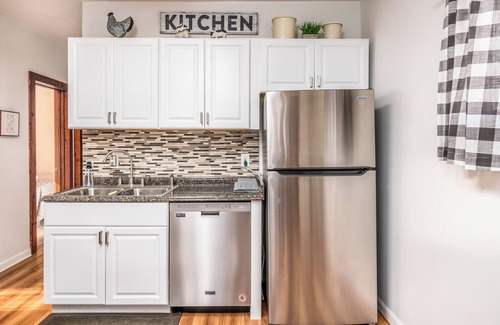 Buffalo Casa | Group Stay! Buffalo and Niagara Falls Home - 6 bedrooms 2 Baths