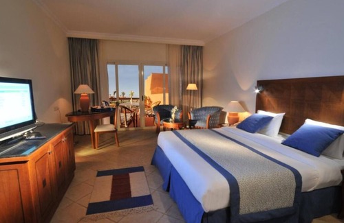 El Quseir Hotel | Group Stay in 4-Room Pool View + Spa, Beachfront, Tennis & Dining Options