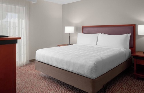 The East Side Hotel | Group Stay – 3 Suites w/ Kitchen, Living Area & Daily Treats!