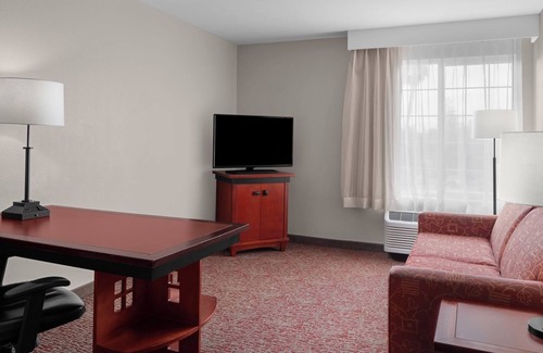 The East Side Hotel | Group Stay – 3 Suites w/ Kitchen, Living Area & Daily Treats!
