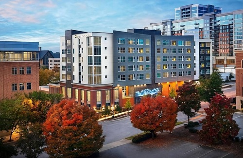Greenville Downtown Apartamento | Group Stay w/ 4 King Units | Indoor Pool Access, Near Peace Center & Bon Secours