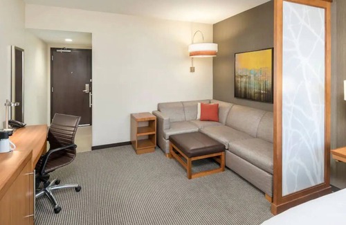 Greenville Downtown Apartamento | Group Stay w/ 4 King Units | Indoor Pool Access, Near Peace Center & Bon Secours