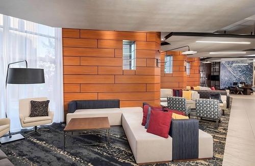 Greenville Downtown Apartamento | Group Stay w/ 4 King Units | Indoor Pool Access, Near Peace Center & Bon Secours