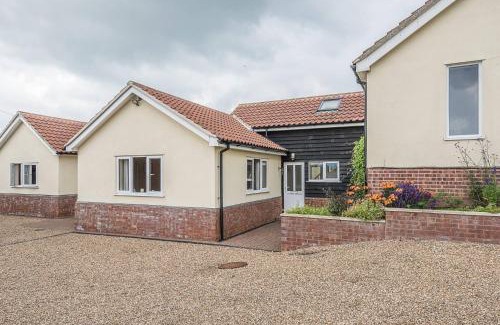Woodbridge Casa | Grove Farm Bungalow with swimming pool, Dallinghoo