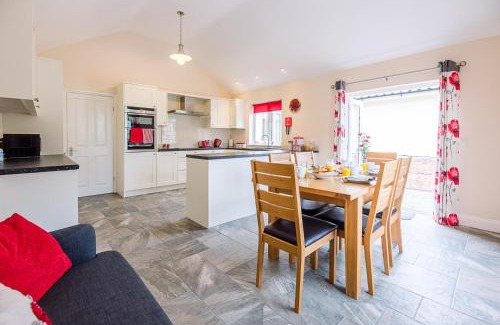 Woodbridge Casa | Grove Farm Bungalow with swimming pool, Dallinghoo