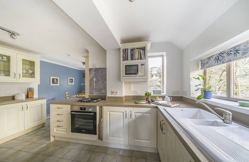 Holworth Casa | Grove Lodge - sleeps 11 guests in 6 bedrooms