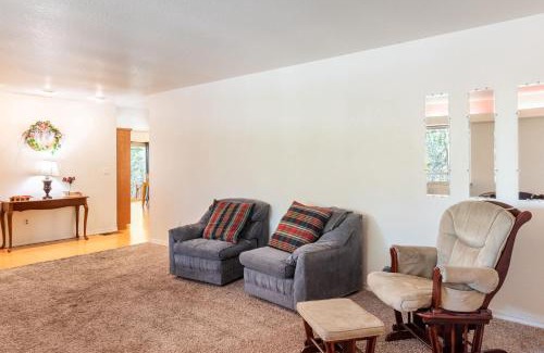 Groveland Casa | Groveland 2BR House with Hot Tub & Mountain Views