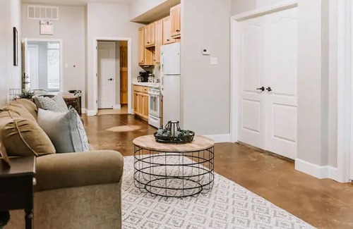 New Braunfels Apartamento | GrueneGusthaus#1| Private Condo +Golf Cart Rentals