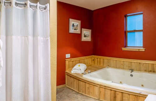 Ashland Casa | GS Lodge Room 5~ Jacuzzi Bathtub