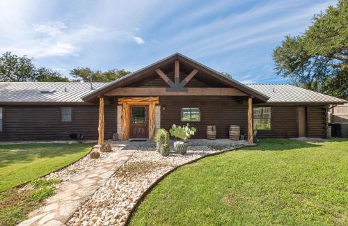 Kerrville Casa | Guadalupe Bluff Log Cabin