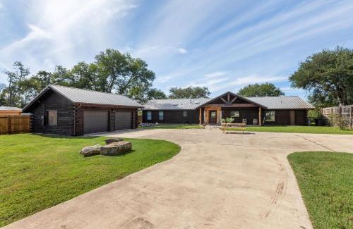 Kerrville Casa | Guadalupe Bluff Log Cabin