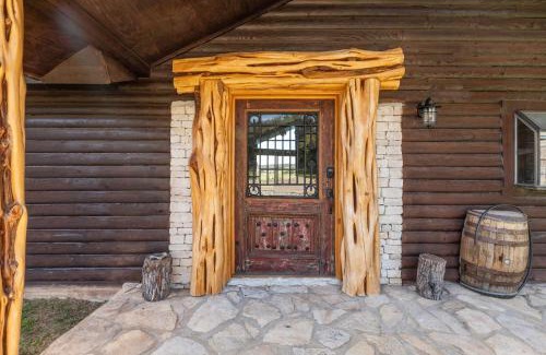 Kerrville Casa | Guadalupe Bluff Log Cabin