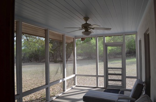 Hunt Casa | Superficie arbolada de Hill Country de Guadalupe ubicada en Downtown Hunt, TX