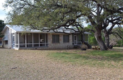 Hunt Casa | Superficie arbolada de Hill Country de Guadalupe ubicada en Downtown Hunt, TX