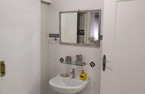 Jardim Vitoria Apartamento | Guarujá Enseada - Apto 200m da praia - 02 dorm. Wi-fi + AR + Estacionamento