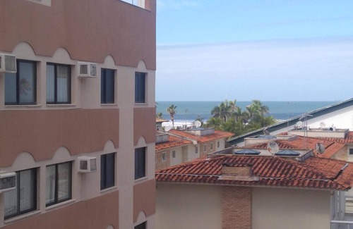 Vila Julia Apartamento | Apartamento Guarujá, mejor punto de la playa de Enseada, a 150 m de la playa.