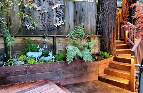 Guerneville Casa | Guerneville Cottage! Redwoods! Hot Tub! Fire Table! Fast WiFi! Serenity Defined!