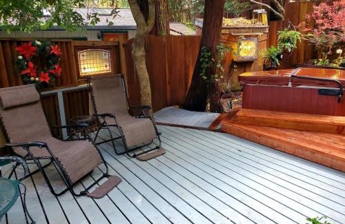 Guerneville Casa | Guerneville Cottage! Redwoods! Hot Tub! Fire Table! Fast WiFi! Serenity Defined!