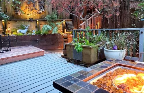 Guerneville Casa | Guerneville Cottage! Redwoods! Hot Tub! Fire Table! Fast WiFi! Serenity Defined!