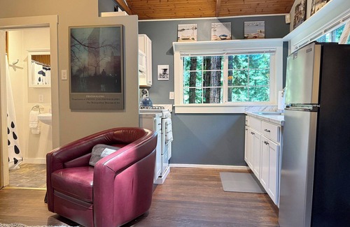 Guerneville Cabaña | Guerneville Cottage, cubiertas, tragaluz, jacuzzi! Escapada romántica perfecta!15% de descuento