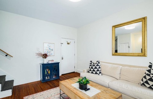Roxborough-Manayunk Apartamento | Guest Apartment in Row Home with Backyard Patio