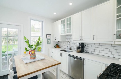 Roxborough-Manayunk Apartamento | Guest Apartment in Row Home with Backyard Patio
