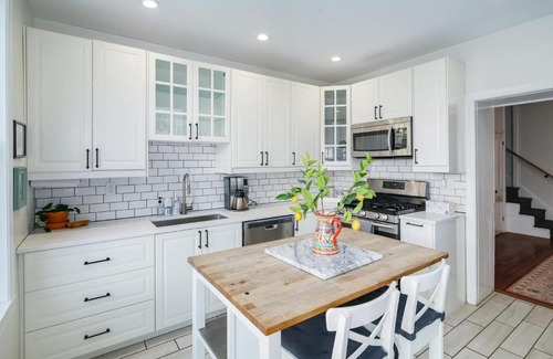 Roxborough-Manayunk Apartamento | Guest Apartment in Row Home with Backyard Patio