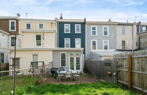 Roxborough-Manayunk Apartamento | Guest Apartment in Row Home with Backyard Patio