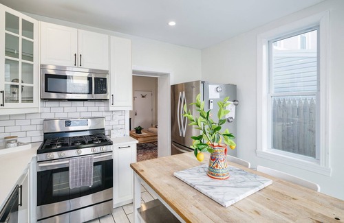 Roxborough-Manayunk Apartamento | Guest Apartment in Row Home with Backyard Patio