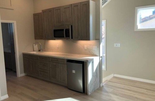 Burlingame Hills Cabaña | Guest cottage by Mills Canyon park in Burlingame.
