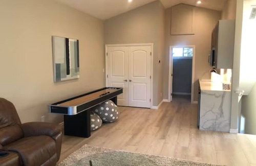 Burlingame Hills Cabaña | Guest cottage by Mills Canyon park in Burlingame.