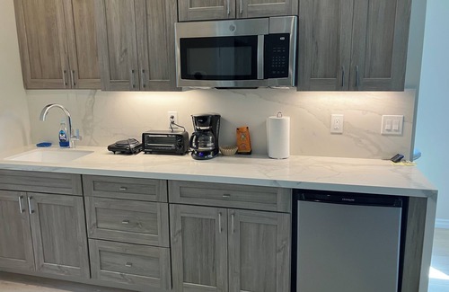 Burlingame Hills Cabaña | Guest cottage by Mills Canyon park in Burlingame.