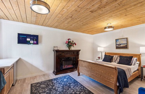 Shelton Casa | Guest Cottage with Lake Access, Row Boat, Kayaks