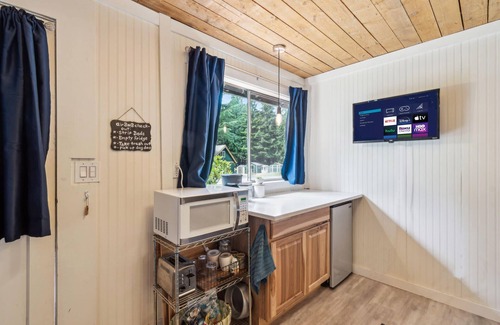 Shelton Casa | Guest Cottage with Lake Access, Row Boat, Kayaks