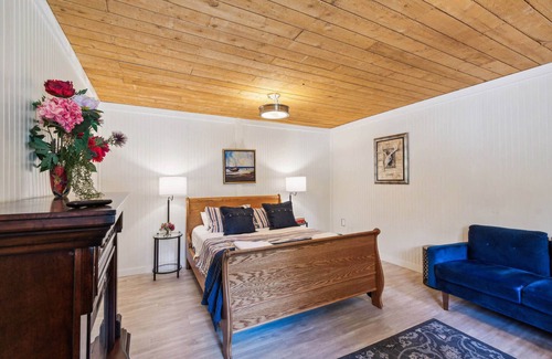 Shelton Casa | Guest Cottage with Lake Access, Row Boat, Kayaks