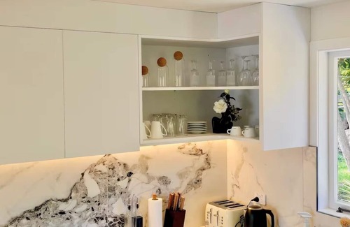 New Windsor Casa | Guest Favorite 3BRM - New Reno with Parking & AC - CBD 12KMs & AP 17KMs