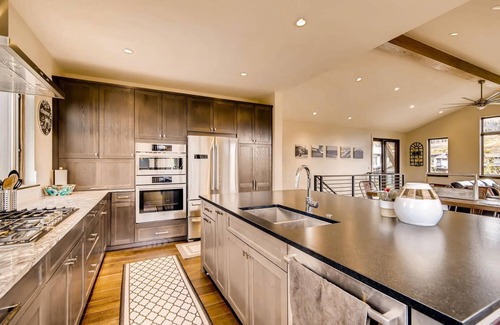 The Highlands Casa | GUEST FAVORITE! Blue River Retreat- Modern Mountain Home! Pet Friendly, Spa!