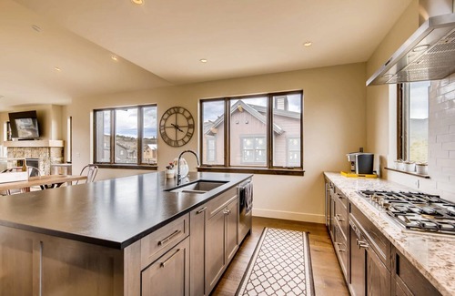 The Highlands Casa | GUEST FAVORITE! Blue River Retreat- Modern Mountain Home! Pet Friendly, Spa!