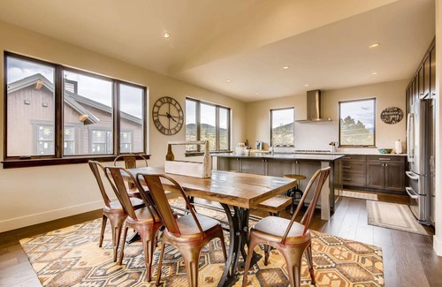The Highlands Casa | GUEST FAVORITE! Blue River Retreat- Modern Mountain Home! Pet Friendly, Spa!