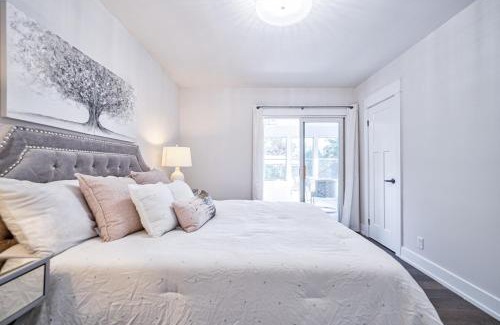 Burlington Casa | Guest Favorite Luxury 3BR Getaway 5 Min to Lake Big Yard Fun