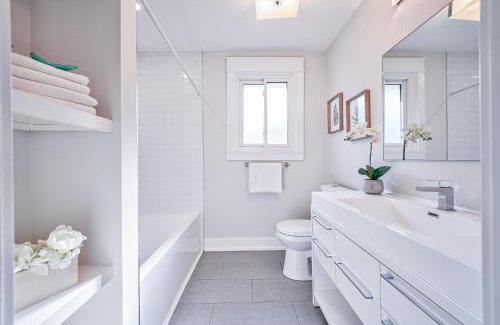 Burlington Casa | Guest Favorite Luxury 3BR Getaway 5 Min to Lake Big Yard Fun