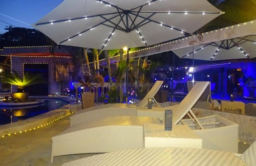 Playa Chiquita Apartamento | Guest-friendly suite with jacuzzi, love swing, mirrors, perfect for single men!
