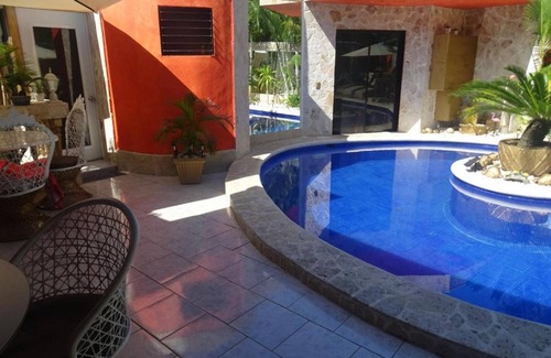 Playa Chiquita Apartamento | Guest-friendly suite with jacuzzi, love swing, mirrors, perfect for single men!