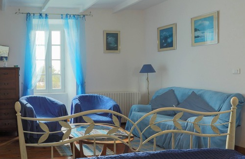 Kerien Cama Y Desayuno | Casa de huéspedes 'Chambre Bleue' con terraza privada, jardín privado y Wi-Fi