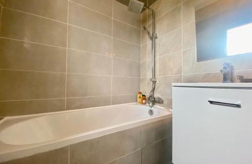 Roullens Casa | Guest-house de l’amandier - Vue cité médiévale