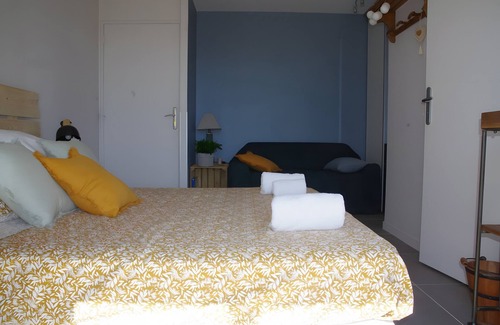 Bourg-Saint-Andeol Casa | Guest House 'Chambre Côté Ventoux' with Shared Pool and Garden