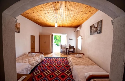 Gjirokaster Casa | Guest House Garden